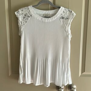 Status blouse in white pleated with lace cap sleeves size L